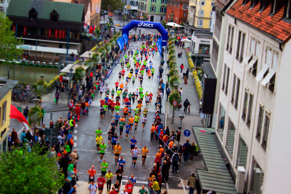 Imatge de gent corrent una marató