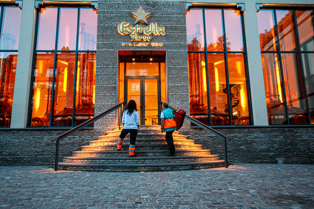 Personal tècnic a l'entrada principal de la fàbrica Estrella Damm