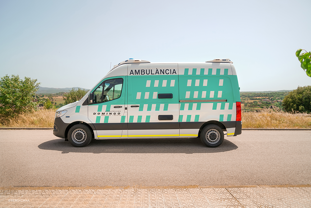 Ambulancia Domingo aparcada a la carretera